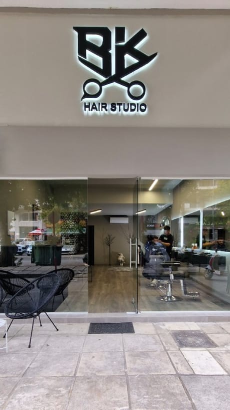 Η πρόσοψη του BK HAIR STUDIO στη Σόλωνος 64, με τη φωτιζόμενη μαύρη ταμπέλα